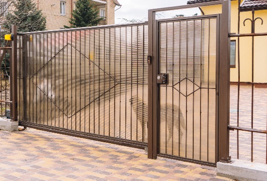 Купить ворота из профлиста с элементами ковки, с металлическими столбами в рамке или под дерево в железнодорожном от 156855 руб